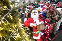 Người dân tham gia cuộc thi chạy Ông già Noel tại Vilnius, Litsva. (Nguồn: THX/TTXVN) 