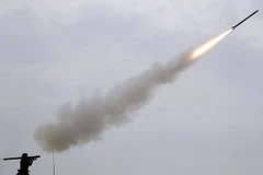 Binh sỹ Nga bắn tên lửa phòng không tại cuộc thao diễn quân sự quốc tế 2015. (Nguồn: AFP/TTXVN)