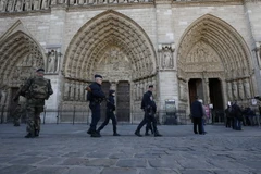 Lực lượng an ninh Pháp tuần tra tại lối vào nhà thờ Notre Dame ở thủ đô Paris ngày 15/11. (Nguồn: AFP/TTXVN)