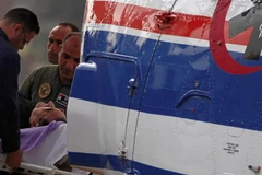 Ông Hosni Mubarak nằm trên cáng khi được đưa tới Cairo dự phiên tòa