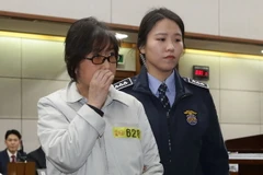 Bà Choi Soon-sil (trái) tại Tòa án quận trung tâm Seoul ngày 5/1/2017. (Nguồn: AFP/TTXVN)