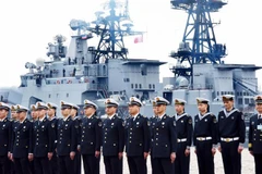 Lực lượng hải quân thuộc Quân Giải phóng Nhân dân Trung Quốc tại lễ đón tàu tuần dương Varyag của Nga tham gia cuộc tập trận Joint Sea-2019 tại Thanh Đảo, tỉnh Sơn Đông ngày 29/4/2019. (Nguồn: THX/TTXVN) 