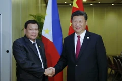 Chủ tịch Tập Cận Bình (phải) và Tổng thống Rodrigo Duterte (trái) tại cuộc gặp bên lề Hội nghị cấp cao APEC ở Peru, Lima ngày 19/11. (Nguồn: THX/TTXVN)
