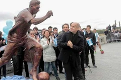 Bức tượng đồng của cầu thủ ngôi sao Lionel Messi bên bờ sông Rio de la Plata. (Nguồn: goal.com)