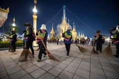 Công nhân làm việc tại thủ đô Bangkok, Thái Lan ngày 12/10. (Nguồn: AFP/TTXVN)