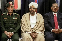 Ông Omar al-Bashir (giữa) lúc còn là Tổng thống Sudan tại lễ tuyên thệ nhậm chức của các thành viên nội các ở thủ đô Khartoum ngày 14/3/2019. (Nguồn: AFP/TTXVN) 
