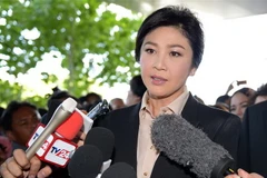 Cựu Thủ tướng Thái Lan Yingluck Shinawatra trả lời báo giới sau phiên tòa ở Bangkok ngày 19/5/2015. (Nguồn: AFP/TTXVN) 