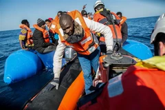 Người di cư được tàu Sea Watch 3 giải cứu trên biển ở ngoài khơi Libya, ngày 19/1/2019. (Nguồn: AFP/TTXVN) 