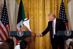 Tổng thống Donald Trump bắt tay với Quốc vương Kuwait Sheikh Sabah Al Ahmad Al Sabah. (Nguồn: AP)