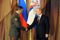 Tổng thống Putin và Tướng Valery Gerasimov trong cuộc họp với các tướng lĩnh đứng đầu quân đội Nga tại Moskva. (Nguồn: AFP/TTXVN)