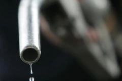 Bơm xăng tại một trạm xăng ở Tehran. (Nguồn: AFP/TTXVN)