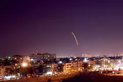 Tên lửa phòng không Syria được phóng lên bầu trời để đánh chặn tên lửa của Israel tấn công sân bay quốc tế Damascus tối 15/9. (Nguồn: THX/TTXVN) 