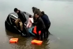 [Video] Thót tim với màn ném em bé lên bờ trước khi xe bị chìm