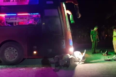 Chiếc xe máy bị xe khách kéo lê dưới gầm gần 1km. (Ảnh: Đậu Tất Thành/TTXVN)