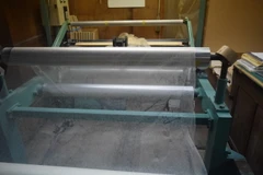 Viết chữ lên Tengujo. (Ảnh: Nguyễn Tuyến-Gia Quân/Vietnam+)