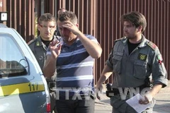 Cảnh sát áp giải một đối tượng trong nhóm mafia khét tiếng 'Ndranghetatrong hồi năm 2010. (Nguồn: AFP/TTXVN)