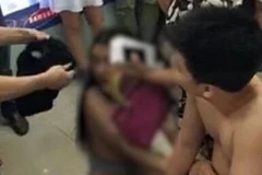 Cô gái kéo tuột quần áo của cả nhân viên bán hàng. (Nguồn: youth.cn)