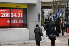 Bảng tỷ giá chứng khoán tại thủ đô Tokyo, Nhật Bản. (Nguồn: AFP/TTXVN) 
