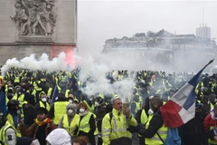 Người biểu tình áo vàng tập trung trên Đại lộ Champs Elysees ở thủ đô Paris. (Nguồn: AFP/TTXVN) 