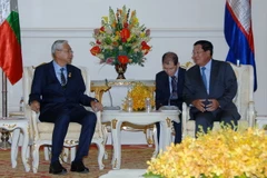 Tổng thống Myanmar U Htin Kyaw (trái) đã có cuộc hội đàm với Thủ tướng nước chủ nhà Samdech Hun Sen. (Nguồn: THX/TTXVN)