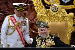 Quốc vương Malaysia Muhammad V (phải) tại cuộc họp Quốc hội ở Kuala Lumpur ngày 17/7/2018. (Nguồn: AFP/TTXVN) 