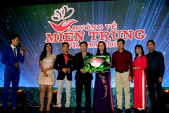 Đêm ca nhạc và đấu giá Hướng về miền Trung. (Ảnh: Trần Quang Vinh/Vietnam+)