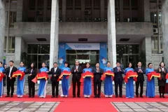 Phó Thủ tướng, Bộ trưởng Bộ Ngoại giao Phạm Bình Minh và các đại biểu cắt băng khai trương Trung tâm Báo chí quốc tế phục vụ Hội nghị Thượng đỉnh Mỹ-Triều Tiên lần thứ hai. (Ảnh: Văn Điệp/TTXVN) 