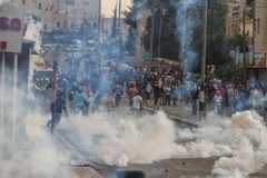 Quang cảnh cuộc đụng độ giữa người ném đá Palestine và binh sỹ Irael tại thành phố Bethlehem, Bờ Tây ngày 23/10. (Nguồn: THX/TTXVN)