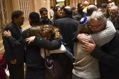 Người dân an ủi nhau tại lễ cầu nguyện cho các nạn nhân vụ xả súng nhằm vào giáo đường Tree of Life ở thành phố Pittsburgh, Pennsylvania, Mỹ ngày 28/10. (Nguồn: AFP/TTXVN) 