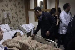 Thủ tướng Ai Cập Mostafa Madbouli (thứ 2, trái) thăm du khách Việt Nam bị thương trong vụ nổ bom xe khách tại quận Al-Haram, tỉnh Giza, đang được điều trị tại bệnh viện El-Haram, tối 28/12/2018. (Nguồn: Youtube/TTXVN) 