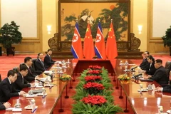 Chủ tịch Tập Cận Bình (thứ 4, trái) đã hội đàm với nhà lãnh đạo Kim Jong-un (thứ 2, phải) tại Đại Lễ đường Nhân dân ở thủ đô Bắc Kinh. (Nguồn: THX/TTXVN)