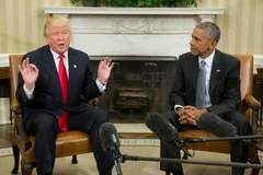 Tổng thống Barack Obama (phải) và Tổng thống mới đắc cử Donald Trump (trái) trong cuộc gặp tại Nhà Trắng ngày 10/11. (Nguồn: EPA/TTXVN)