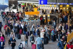 Hành khách đợi làm thủ tục tại sân bay ở Frankfurt. (Nguồn: AFP/TTXVN)
