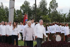 Tổng Bí thư Nguyễn Phú Trọng đến viếng mộ Tổng Tư lệnh Fidel Castro. Cùng đi có Bí thư Thứ nhất Ban chấp hành Trung ương Đảng Cộng sản Cuba , Chủ tịch Hội đồng Nhà nước và Hội đồng Bộ trưởng Cộng hòa Cuba Raul Castro Ruz. (Ảnh: Trí Dũng/TTXVN)