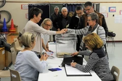 Cử tri Pháp bỏ phiếu tại một địa điểm bầu cử ở Quimper, miền Tây nước Pháp ngày 7/5. (Nguồn: AFP/TTXVN)