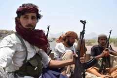 Các chiến binh ủng hộ Tổng thống Abedrabbo Mansour Hadi tuần tra tại thành phố Daleh, cách thủ đô Sanna 280km về phía Nam ngày 30/8. (Nguồn: AFP/TTXVN)