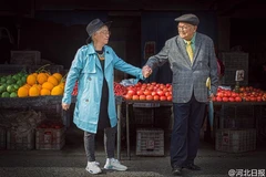 Bộ ảnh thời trang của vợ chồng cụ ông Hàm Đan, 95 tuổi, đang gây sốt trên các trang mạng Trung Quốc. (Nguồn: Nhật báo Hà Bắc)