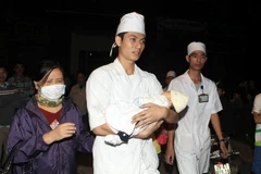 Nhân viên y tế tích cực cứu nạn người mắc kẹt trong tòa nhà. (Ảnh: Phạm Kiên/TTXVN)