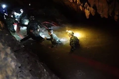 Nhóm thợ lặn tìm kiếm các nạn nhân mắc kẹt bên trong hang động Tham Luang ở Chiang Rai, Thai Lan ngày 30/6. (Nguồn: EFE-EPA/TTXVN) 