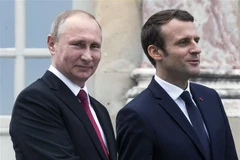 Tổng thống Nga Vladimir Putin (trái) và Tổng thống Pháp Emmanuel Macron. (Nguồn: AFP/TTXVN) 