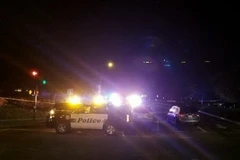 Cảnh sát làm nhiệm vụ tại hiện trường vụ xả súng ở Thousand Oaks, bang California, Mỹ ngày 7/11/2018. (Nguồn: AFP/TTXVN) 