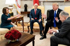 Tổng thống Mỹ Donald Trump (thứ 2, phải) và Chủ tịch Hạ viện Mỹ Nancy Pelosi trong cuộc họp tại Nhà Trắng, Washington, DC, ngày 11/12/2018. (Nguồn: AFP/TTXVN) 