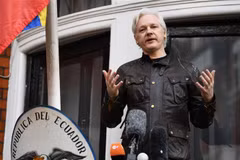 Nhà sáng lập WikiLeaks Julian Assange tại Đại sứ quán Ecuador ở London, Anh, ngày 19/5/2017. (Nguồn: AFP/TTXVN) 