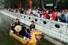 Hàng vạn du khách tưng bừng trẩy hội Đền Đô năm 2014