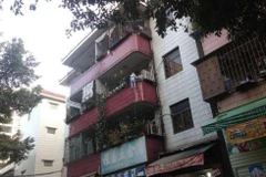 Cậu bé đang treo lơ lửng ngoài ban công. (Nguồn: QQ)