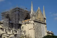 Nhà thờ Đức Bà tại Paris được tu sửa sau vụ cháy kinh hoàng ngày 31/5/2019. (Nguồn: AFP/TTXVN) 