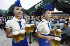 [Photo] Có gì đặc biệt trong lễ hội bia đầu tiên của Triều Tiên