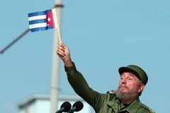 Lãnh tụ Cuba Fidel Castro phát biểu trước hàng nghìn người dân bên ngoài Văn phòng đại diện quyền lợi của Mỹ ở La Habana (Cuba) ngày 21/6/2004. (Nguồn: EPA/TTXVN)