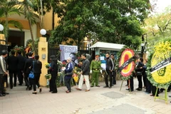 Nhân dân Việt Nam bày tỏ niềm thương tiếc lãnh tụ Fidel Castro Ruz. (Ảnh: Doãn Tấn/TTXVN)​