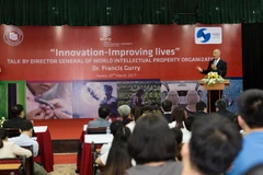 Tổng Giám đốc Tổ chức Sở hữu trí tuệ thế giới (WIPO), ông Francis Gurry, nói chuyện với các bạn sinh viên. (Nguồn: Vietnam+)